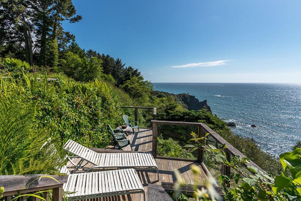 Turtle Rocks Oceanfront Inn Трінідад Екстер'єр фото